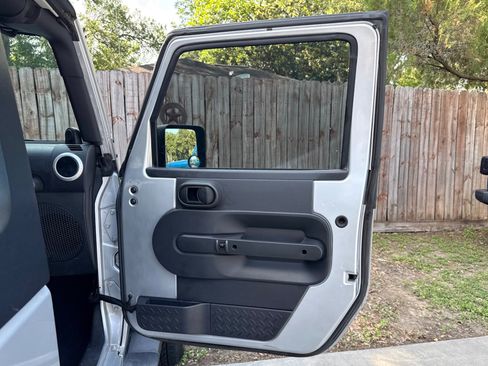 Used 2009 Jeep Wrangler Sahara w/ Dual Top Group AWD/4WD image 32