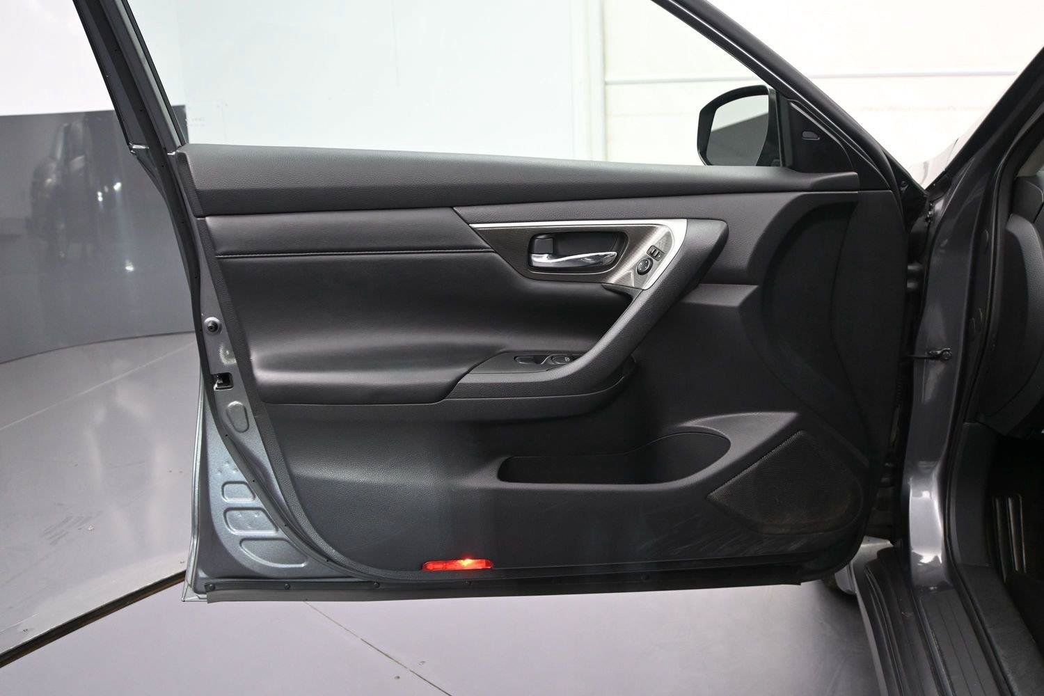 Used 2015 Nissan Altima 2.5 SL w/ Technology Package FWD image 10