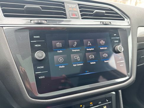 Used 2024 Volkswagen Tiguan SE image 9