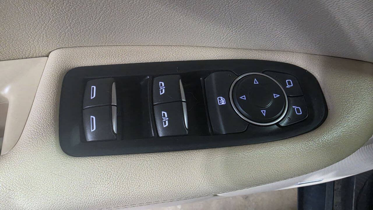 Used 2018 Cadillac XT5 AWD image 19