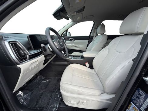 Certified 2025 Kia Sorento EX image 9