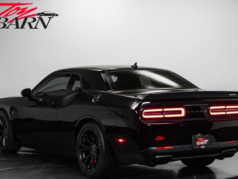 Used 2015 Dodge Challenger SRT Hellcat RWD image 3