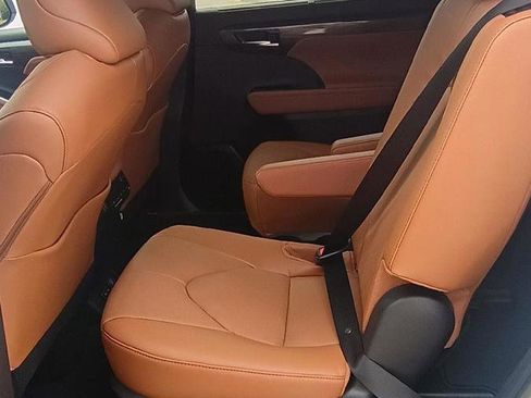 New 2026 Toyota Highlander Platinum image 13