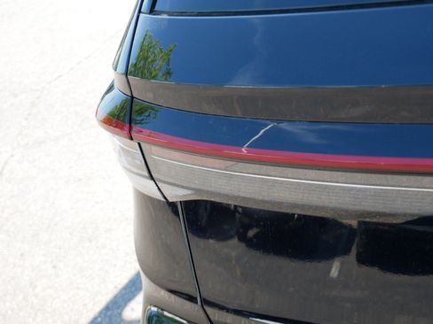 Certified 2025 Volkswagen Taos SE AWD/4WD image 17
