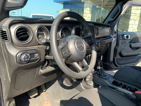 Used 2023 Jeep Gladiator Sport AWD/4WD image 32