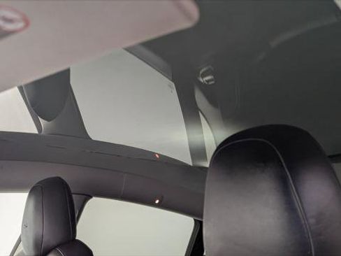 Used 2022 Tesla Model Y Long Range image 30