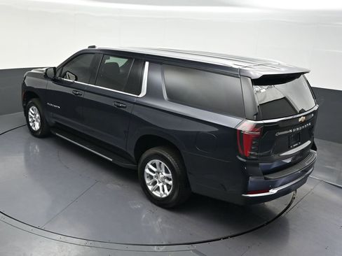 Used 2025 Chevrolet Suburban LS RWD image 18