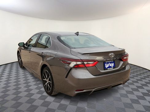 Used 2024 Toyota Camry SE image 3