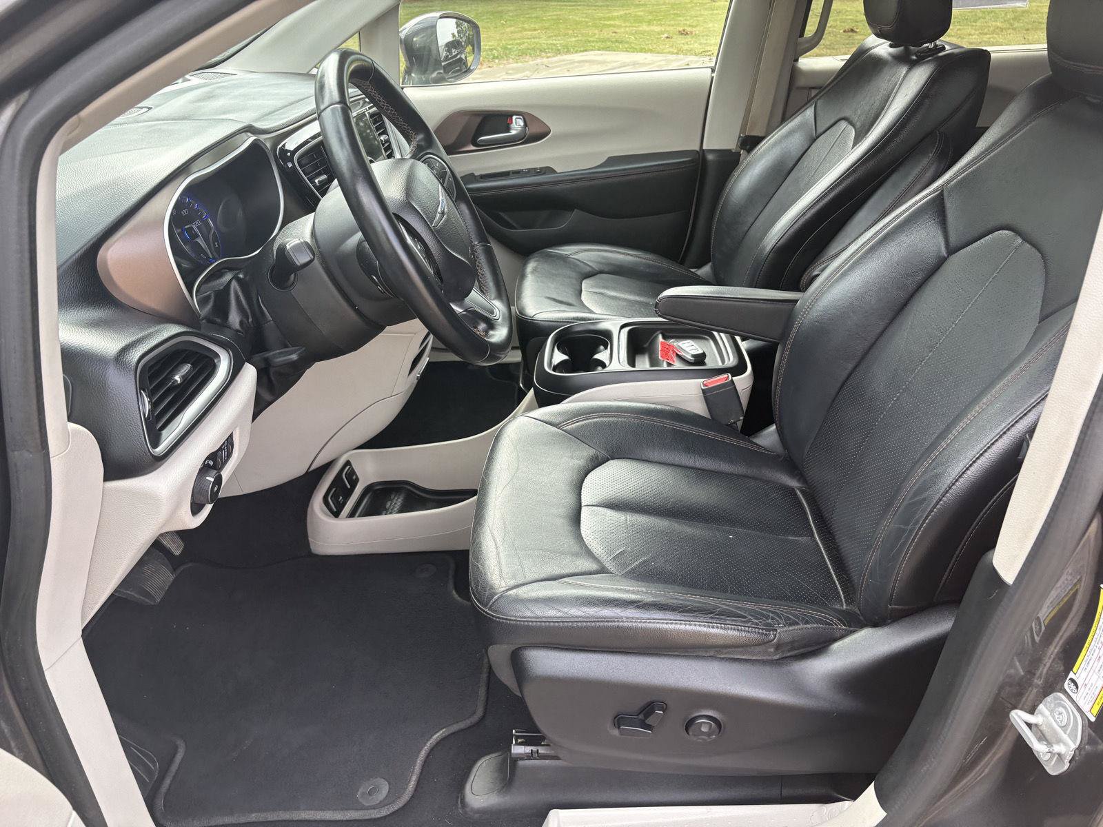 Used 2018 Chrysler Pacifica Touring-L w/ Tire & Wheel Group FWD image 4
