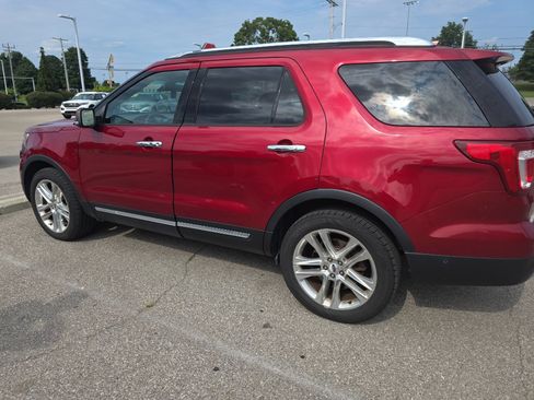 Used 2017 Ford Explorer Limited w/ Equipment Group 301A AWD/4WD image 2