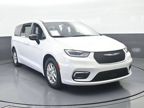 Used 2025 Chrysler Pacifica Select FWD image 9