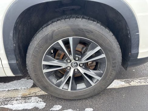 Used 2018 Toyota Highlander LE image 12