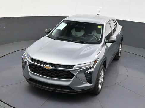 Used 2025 Chevrolet Trax LS FWD image 19