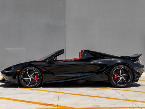 Used 2024 McLaren 750S Spider image 15