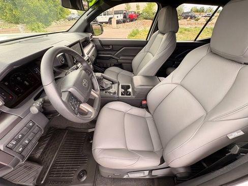 Used 2025 Toyota 4Runner SR5 AWD/4WD image 13