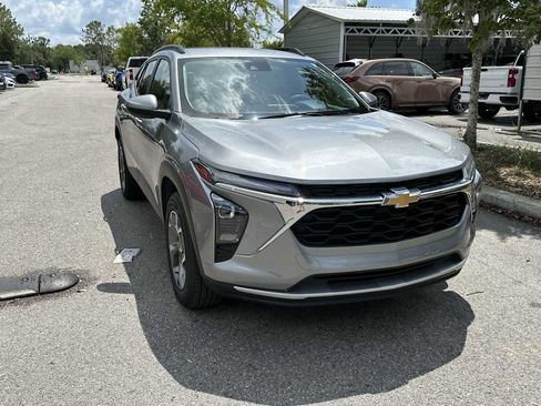 Certified 2025 Chevrolet Trax LT FWD image 8
