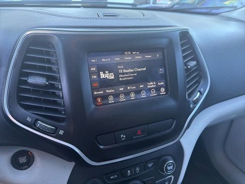 Used 2020 Jeep Cherokee Latitude Plus image 9