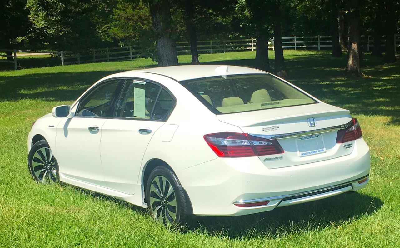 Used 2017 Honda Accord Touring image 3