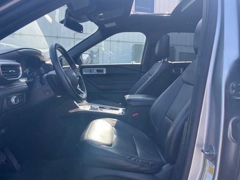 Used 2020 Ford Explorer Limited RWD image 2