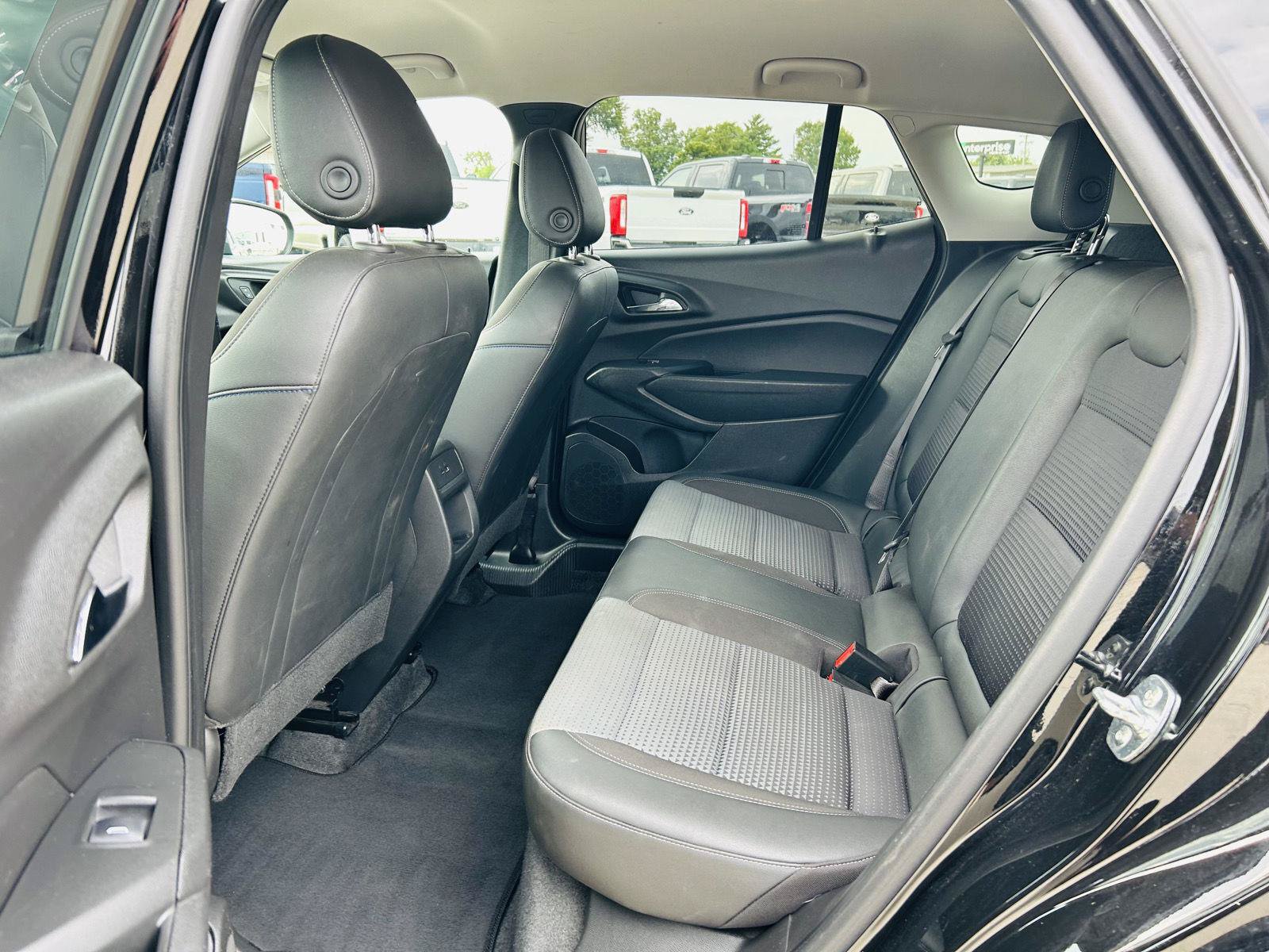 Used 2025 Chevrolet Trax LT w/ LT Convenience Package FWD image 24