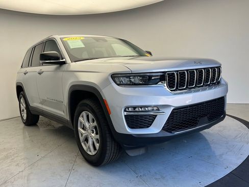Used 2023 Jeep Grand Cherokee Limited image 2