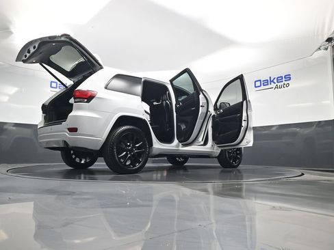 Used 2018 Jeep Grand Cherokee Altitude image 60