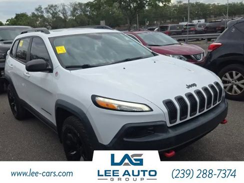 Used 2016 Jeep Cherokee Trailhawk w/ Comfort/Convenience Group AWD/4WD image 3