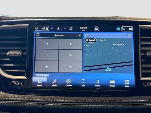 Used 2023 Chrysler Pacifica Limited image 4