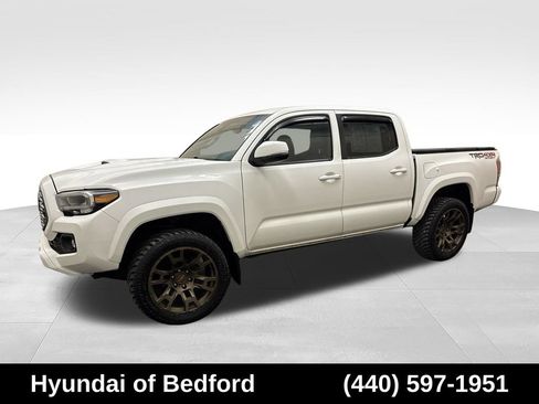 Used 2020 Toyota Tacoma TRD Sport w/ TRD Premium Sport Package AWD/4WD image 9