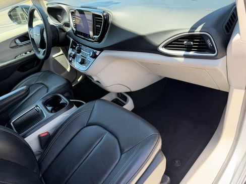 Used 2024 Chrysler Pacifica Touring-L FWD image 11