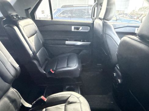 Used 2021 Ford Explorer Limited w/ Equipment Group 301A image 7