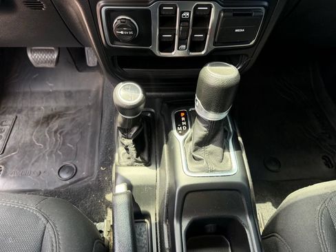 Used 2022 Jeep Gladiator Sport AWD/4WD image 28