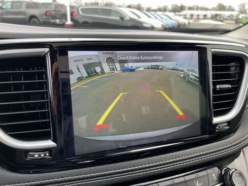 Used 2023 Chrysler Pacifica Limited image 21