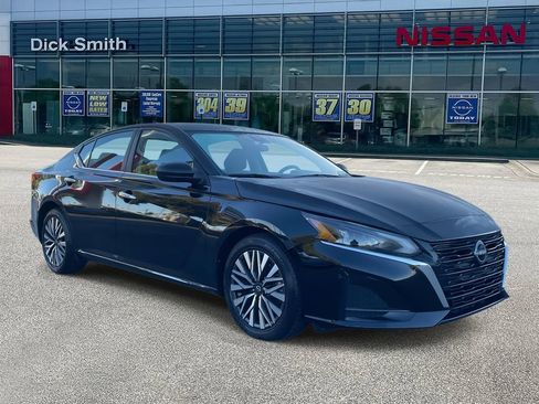 Used 2024 Nissan Altima 2.5 SV image 1