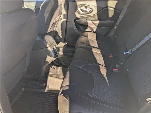 Used 2019 Jeep Cherokee Latitude w/ Cold Weather Group image 17