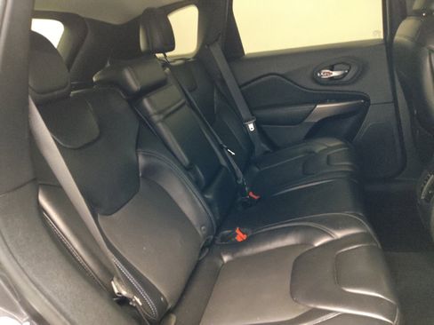 Used 2019 Jeep Cherokee Latitude Plus w/ Comfort/Convenience Group FWD image 19