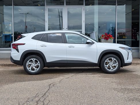 Used 2026 Chevrolet Trax LS w/ LS Convenience Package FWD image 2