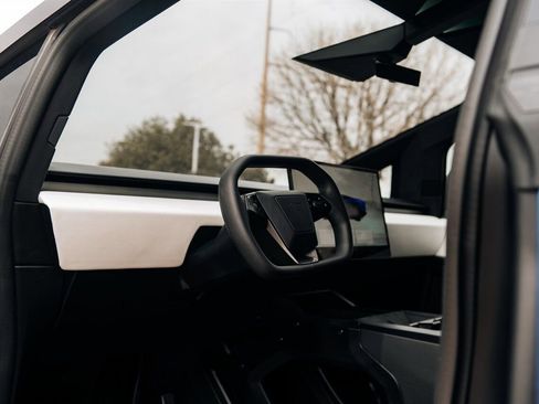 Used 2024 Tesla Cybertruck AWD Crew Cab image 19