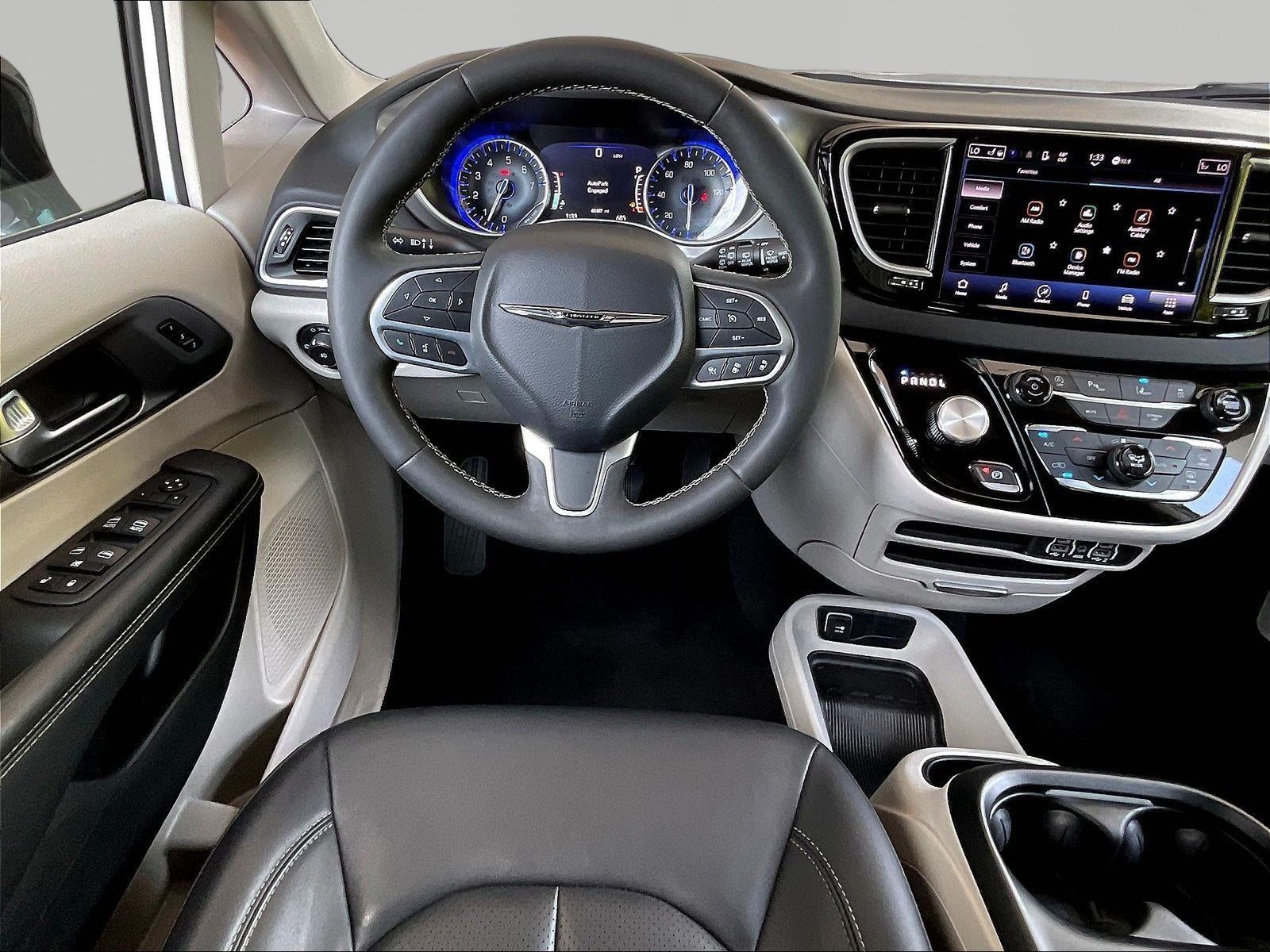 Used 2024 Chrysler Pacifica Touring-L FWD image 8