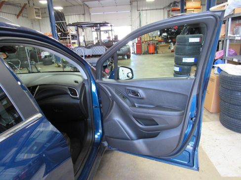 Used 2020 Chevrolet Trax LT w/ LT Convenience Package AWD/4WD image 24