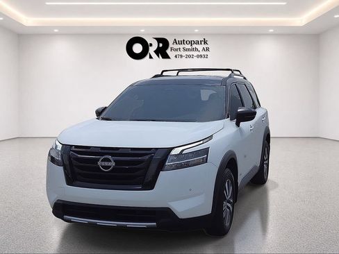 Used 2023 Nissan Pathfinder SL w/ Black Appearance Package AWD/4WD image 2