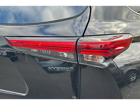 Used 2022 Toyota Highlander LE FWD image 7