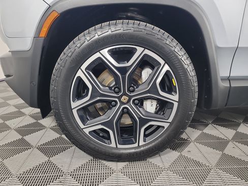 Used 2025 Rivian R1S Adventure Dual AWD/4WD image 9