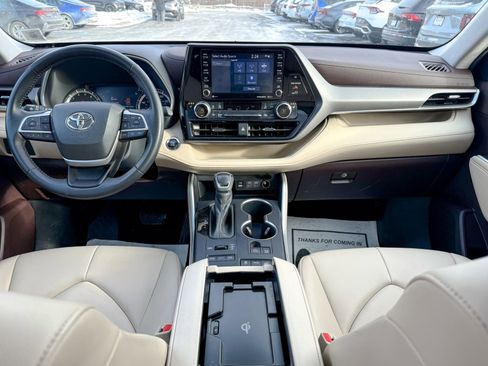 Used 2022 Toyota Highlander XLE image 28