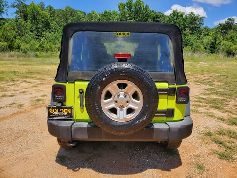 Used 2016 Jeep Wrangler Unlimited Sport w/ Connectivity Group AWD/4WD image 9