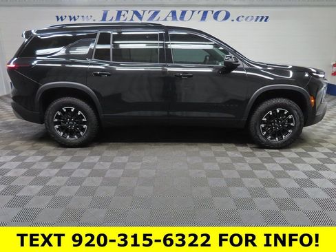 Used 2025 Chevrolet Traverse Z71 image 2