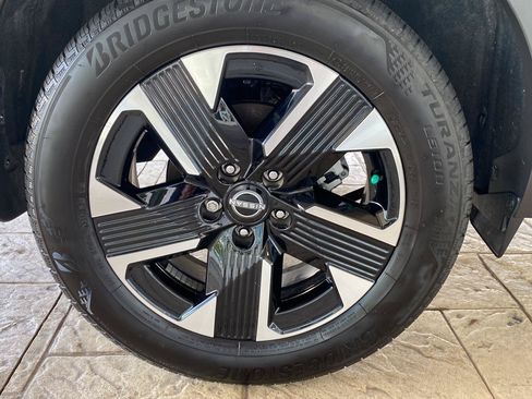 Certified 2025 Nissan Kicks SV AWD/4WD image 11