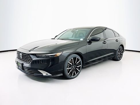 Used 2023 Honda Accord Touring image 3