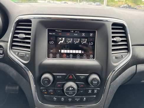 Used 2018 Jeep Grand Cherokee Laredo AWD/4WD image 19