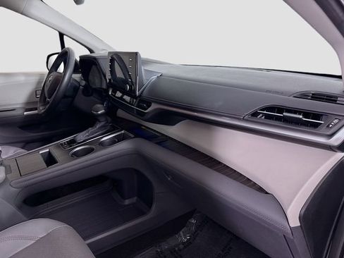 Certified 2024 Toyota Sienna Limited image 32